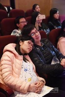 孕妇聆听在线视频播放,轻松学习育儿知识，享受美好孕期时光